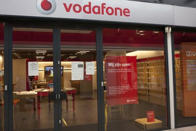 850052 Gezicht op de entree van telefoonwinkel Vodafone (Passage 16) in Winkelcentrum Cityplaza (Raadstede) te ...